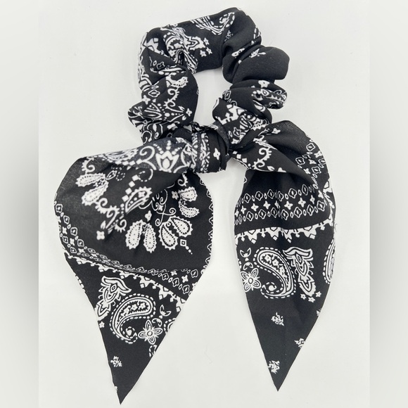 Bandana Print Scarf Scrunchie Black White New - Picture 1 of 1